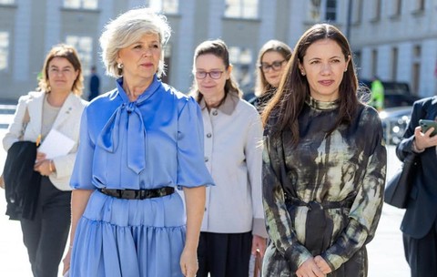 A încălcat protocolul sau nu? Nu doar românii, toată planeta a văzut-o! Mirabela Grădinaru, gest fără precedent în delegația de la Praga. S-a aplecat brusc și a încep...Vezi tot