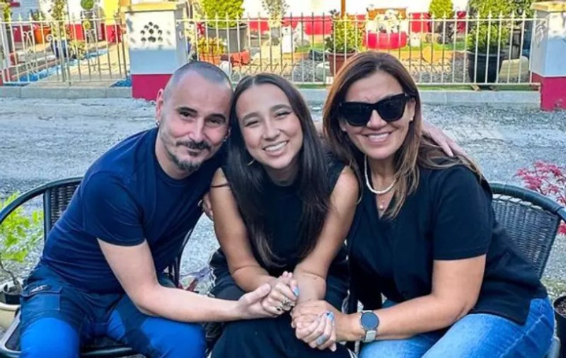 Imagini rare cu Mirela Retegan și tatăl fetei sale, Maya. În ce relație a rămas fondatoarea trupei Gașca Zurli cu Cornel, solistul trupei Stigma