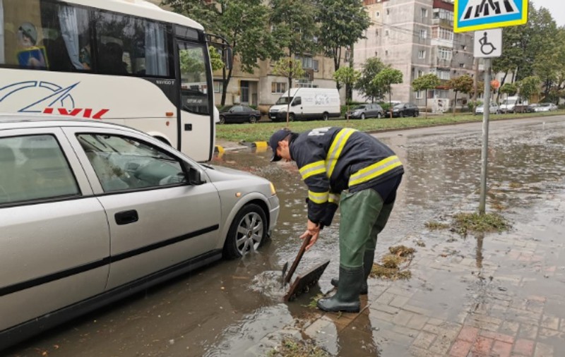 O șoferiță a sunat la 112 pentru a fi scoasă dintr-o intersecție inundată din Botoșani
