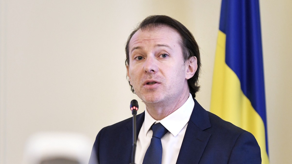 Florin Cîțu: 152.000 de clienţi ai băncilor au beneficiat de amânarea ratelor. Florin Cîțu, cu steagul României în spate
