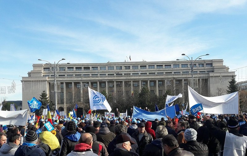 FOTO&VIDEO/ Circa 2.000 de sindicaliștii de la Dacia și BNS Argeș protestează, marți, în Piața Victoriei
