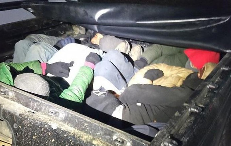 Contrabandiști prinși de Europol cu 15 migranți înghesuiți într-un portbagaj