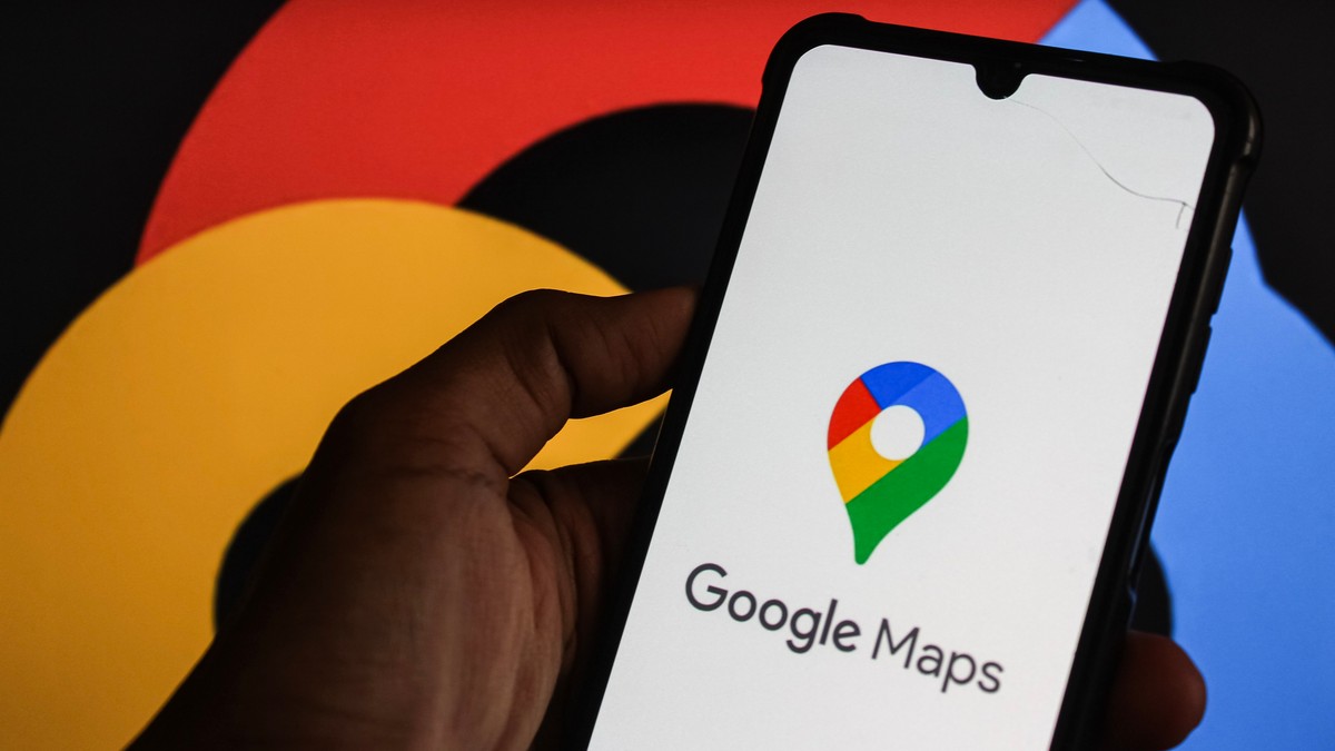 Aplicația Google Maps, deschisă pe un telefon negru cu Android, ținut în mână de un bărbat.