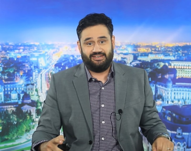 Cine e Bogdan Nicolai de la „Cronica Cârcotașilor”. Face echipă cu Ioana Petric şi Codruţ Kegheş, a.k.a. Dezbrăcatu, la Prima TV