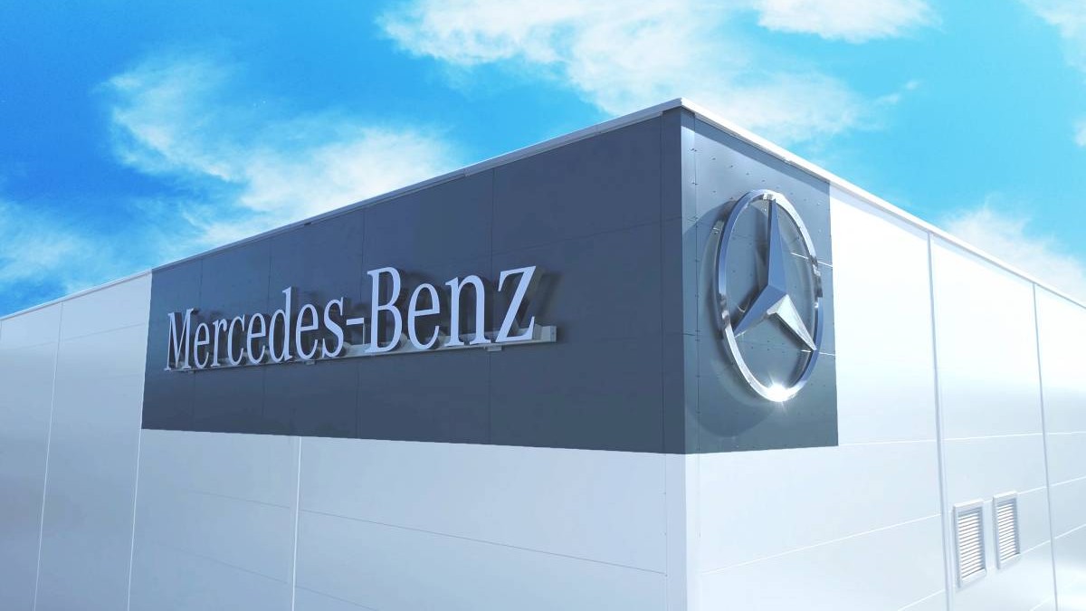 fațada unei cladiri pe care este expusa sigla gigantului auto mercedes benz