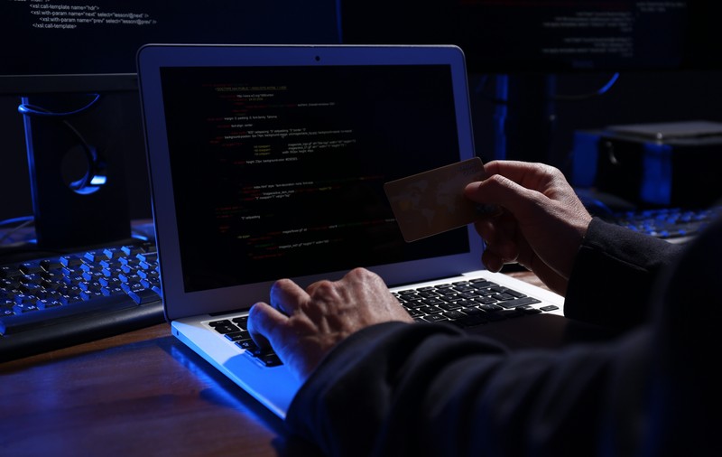 Clienții a șase mari bănci din România, ținta hackerilor. Cum încearcă aceștia să le ia banii din conturi și cum ne poate feri de fraude „regula celor trei NU‟