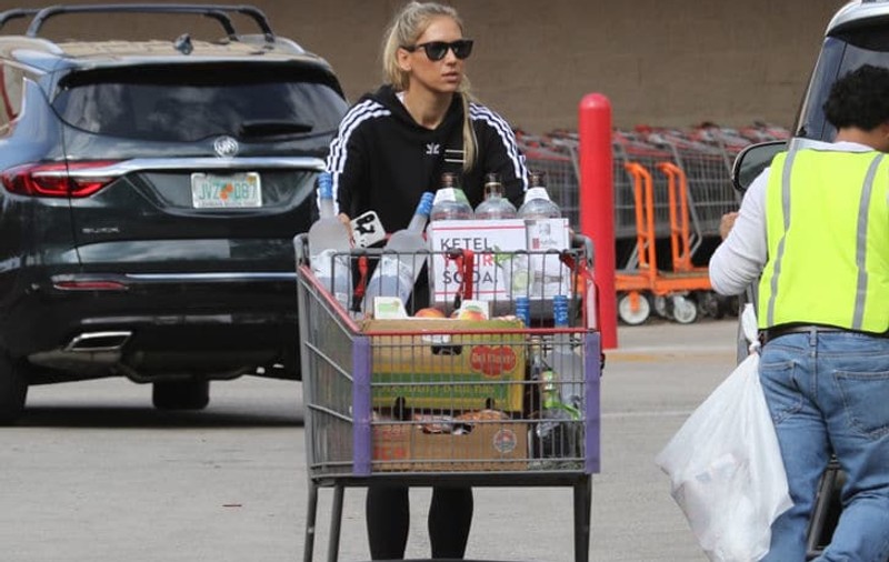 Anna Kournikova a dat-o pe vodcă!