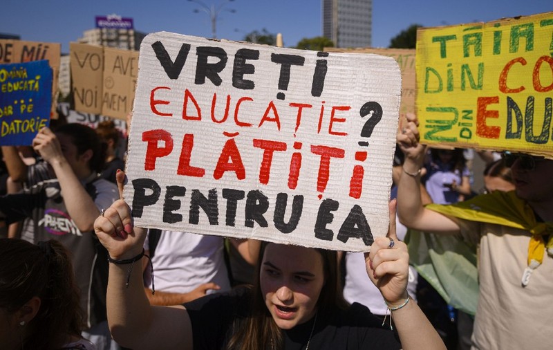Studenții au ieșit în stradă împotriva austerității, la Timișoara: „Guvernul taie fără rușine, noi nu avem ce pune în farfurie”