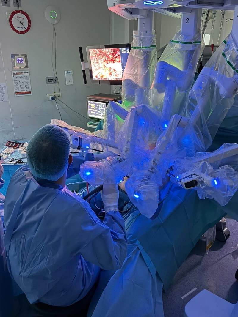 O echipă coordonată de prof. Vlad Brașoveanu a realizat primul transplant hepatic din România cu prelevare robotică de la donator viu