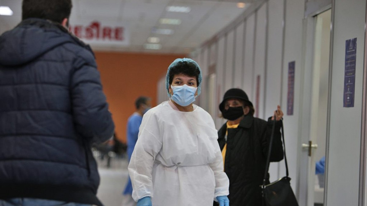 VIDEO 9.000 de români și-au anulat programarea la vaccinare cu AstraZeneca până vineri dimineața