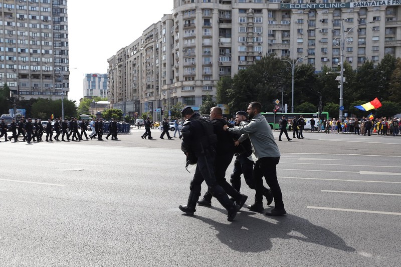 O persoană a fost ridicată de jandarmi, după violențele din Piața Victoriei