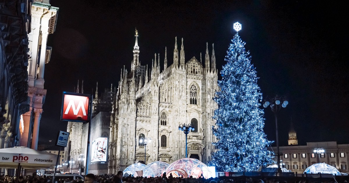 O mulțime numeroasă participă la ceremonia de aprindere a bradului de Crăciun al Jocurilor Olimpice și Paralimpice de iarnă Milano Cortina 2026, în Piazza Duomo din Milano, Italia, pe 6 decembrie 2025.