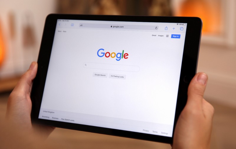 Război total în instanță pentru o singură stea pe Google: o avocată din Iași cere daune uriașe pentru imaginea sa