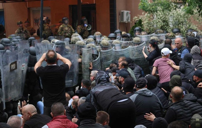 Militari NATO și protestatari sârbi, răniți în confruntările din Kosovo. SUA și UE fac apel la calm, Belgradul și-a plasat armata în alertă
