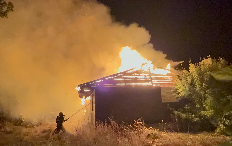 Incendiu de proporții la Galați. Barăcile unui fost şantier feroviar au luat foc, iar flăcările s-au extins rapid