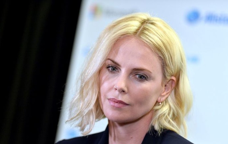 Charlize Theron: „Am crescut în casa în care mama l-a omorât pe tata”