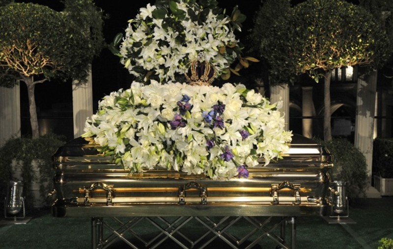Moartea lui Michael, mană cerească pentru serviciile funerare
