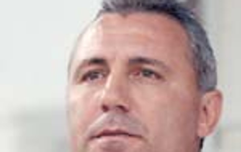 Stoicikov isi va conduce echipa din tribune
