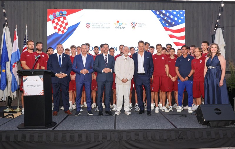 În fața echipei naționale conduse de căpitanul Luka Modric, actorul american John Malkovich a primit pașaport croat