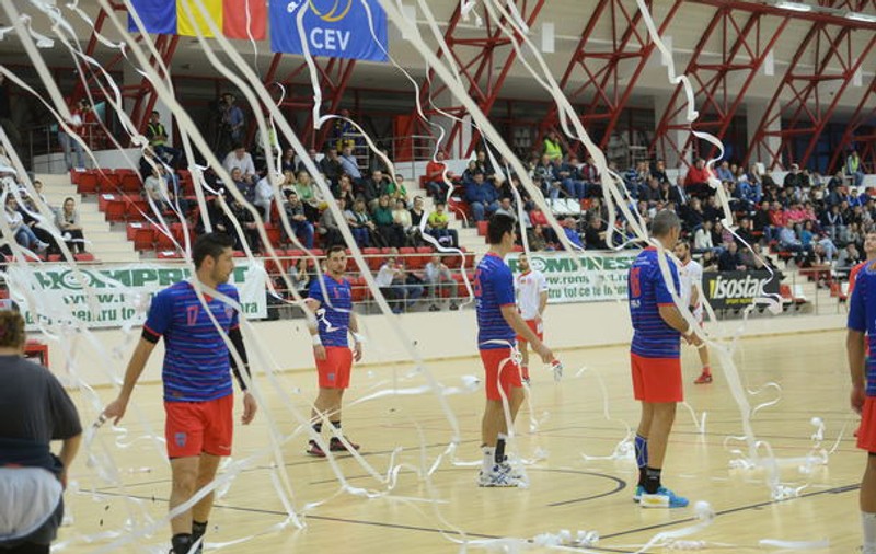 HANDBAL / Dinamo amendată după acțiunile suporterilor!