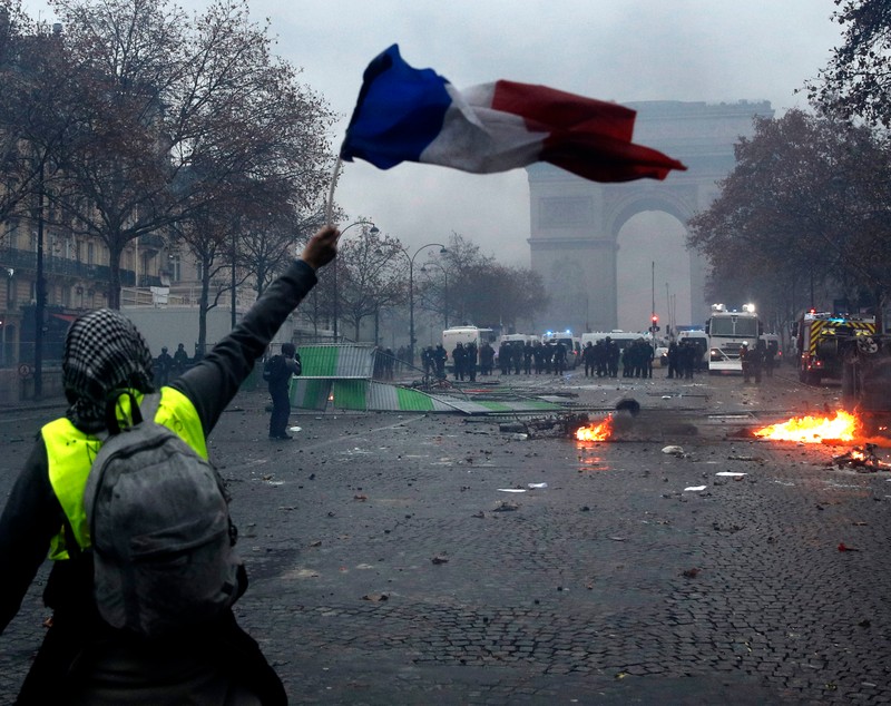 GALERIE FOTO/ Franța ar putea institui stare de urgență după violențele de sâmbătă din Paris. Mașini și clădiri au fost incendiate, iar sute de persoane au fost rănite