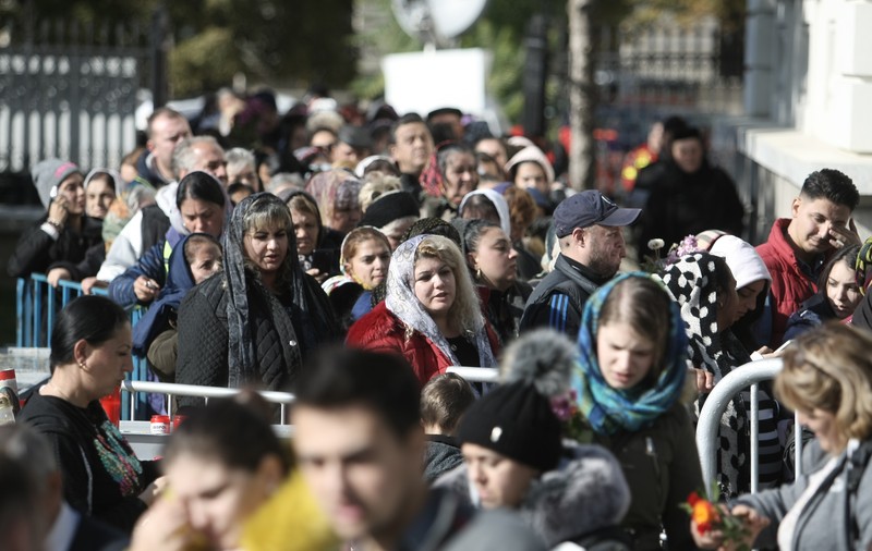 Selfie cu moaştele Sfintei Parascheva. Imaginea care a creat o adevărată isterie în mediul virtual