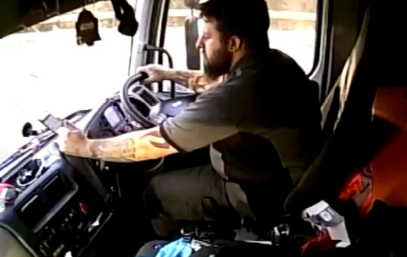 VIDEO | Momentul șocant în care un șofer de camion provoacă un accident în timp ce își verifica telefonul