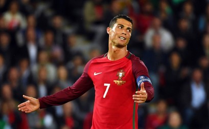 epa05376350 Cristiano Ronaldo of Portugal reacts during the UEFA EURO 2016 group F preliminary round match between Portugal and Austria at Parc des Princes in Paris, France, 18 June 2016. (RESTRICTIONS APPLY: For editorial news reporting purposes only. Not used for commercial or marketing purposes without prior written approval of UEFA. Images must appear as still images and must not emulate match action video footage. Photographs published in online publications (whether via the Internet or otherwise) shall have an interval of at least 20 seconds between the posting.) EPA/FILIP SINGER EDITORIAL USE ONLY