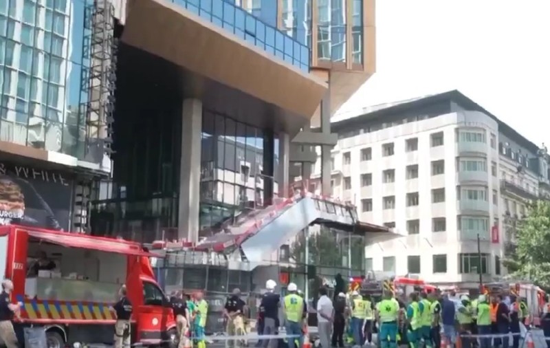 Un muncitor român a murit în incendiul izbucnit pe șantierul clădirii OXY din Bruxelles. Reacția MAE