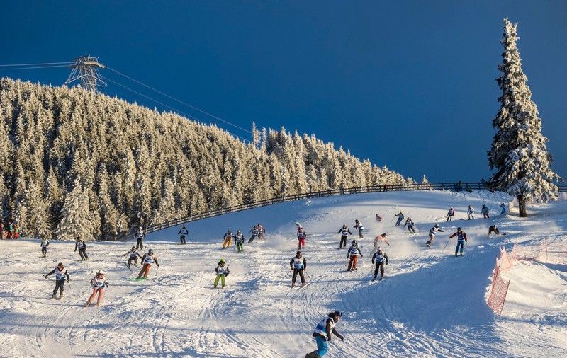 S-a deschis sezonul de schi în Poiana Brașov. Tarifele pentru transportul pe cablu sunt mai mari cu 7% comparativ cu 2023