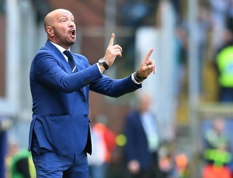 epa04963025 Sampdoria's head coach Walter Zenga gestures during the Italian Serie A soccer match between UC Sampdoria and Inter Milan at Luigi Ferraris stadium in Genoa, Italy, 04 October 2015. EPA/SIMONE ARVEDA