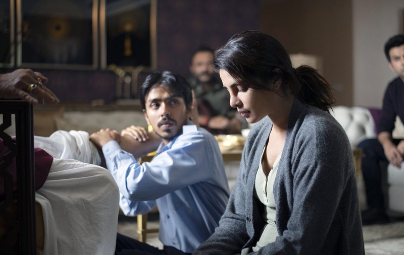 Ce ar putea înțelege dintr-un film indian Raluca Turcan și alți „vânători” de asistați social din aceste zile. Și nu doar ei