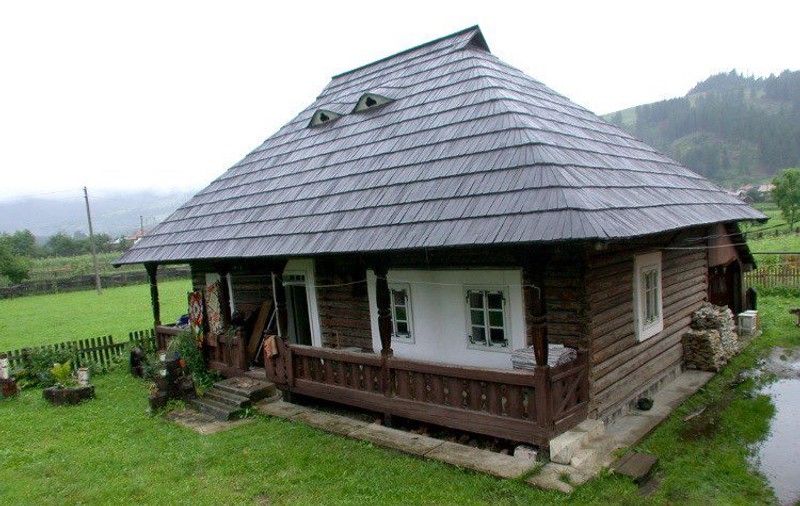 Cartier de case tradiționale din Bucovina, amenajat în județul Suceava. Terenurile sunt scoase la licitație de Primărie
