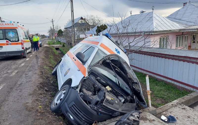 O ambulanță cu pacient a lovit un cap de pod și a ajuns în șanț, la Bodești, în Neamț. Șoferul, asistenta și un bătrân de 84 de ani au fost răniți