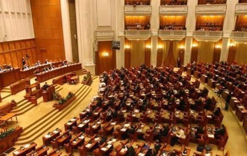 UPDATE Parlamentul, convocat în sesiune extraordinară până în februarie; Comisiile de buget-finanțe anchetează banii lăsați de Cioloș