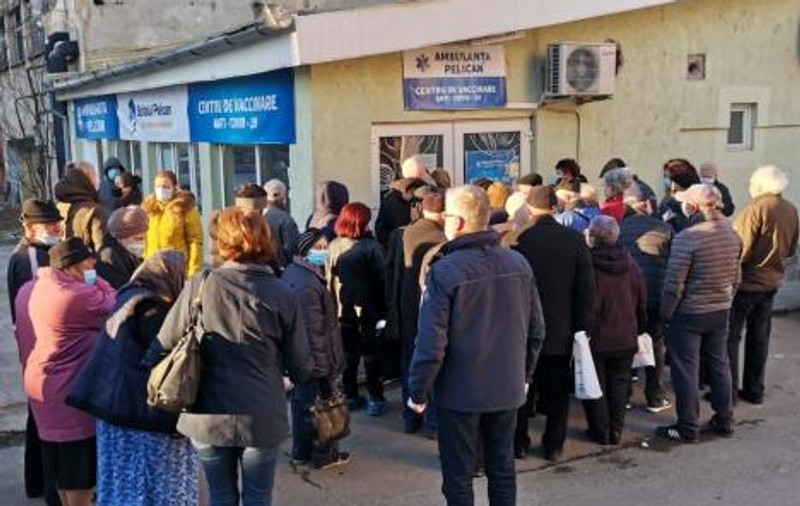 VIDEO  | Aglomerație la un centru de vaccinare din Oradea, unde nu s-au respectat măsurile de distanțare. Pacient: „Ne-au chemat să luăm Covid.” Reacția centrului