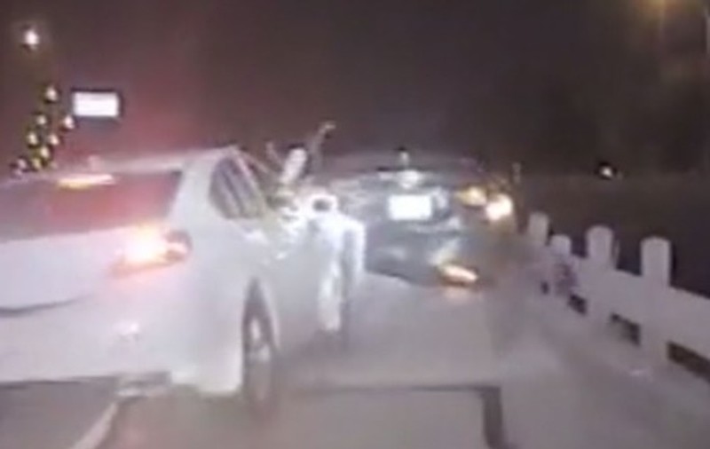 VIDEO | Momentul șocant în care un polițist este lovit în plin de un șofer. A scăpat ca prin minune fără răni grave