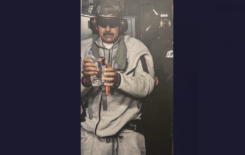 Nicolas Maduro, cu ochii acoperiți și încătușat, la bordul unui avion: fotografia postată de Donald Trump