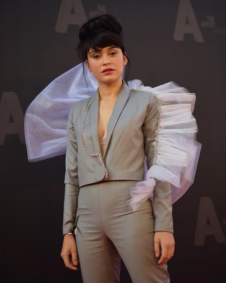 Irina Rimes a îmbrăcat un costum cu croi masculin