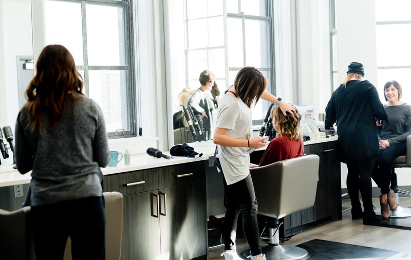 Mita cerută de două funcționare de la Protecția Consumatorului Timiș, ca să nu amendeze un salon: gratuitate timp de un an la coafat, mani-pedi și epilat