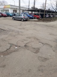 Drumul spre bazin e plin de gropi