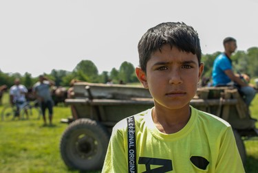 Un copil pozează pentru un portret la târgul tradițional