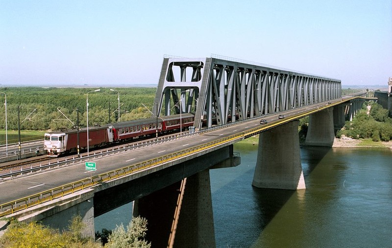 Trenurile vor circula cu viteză redusă, din cauza caniculei. Este cod portocaliu în 15 județe și cod galben în restul țării