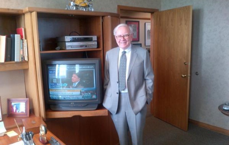 Warren Buffett, al treilea cel mai bogat om al planetei, a renunțat la telefonul mobil pe care îl avea de 20 de ani, un Samsung cu clapetă, în valoare de 20 de dolari