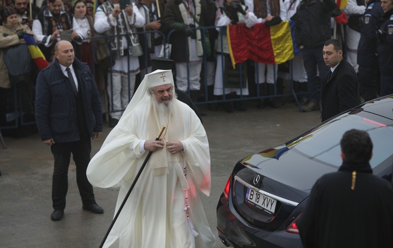 Mercedesul Maybach S600, cu care Patriarhul Daniel a sosit la Catedrala Neamului, nu are poliță RCA validă