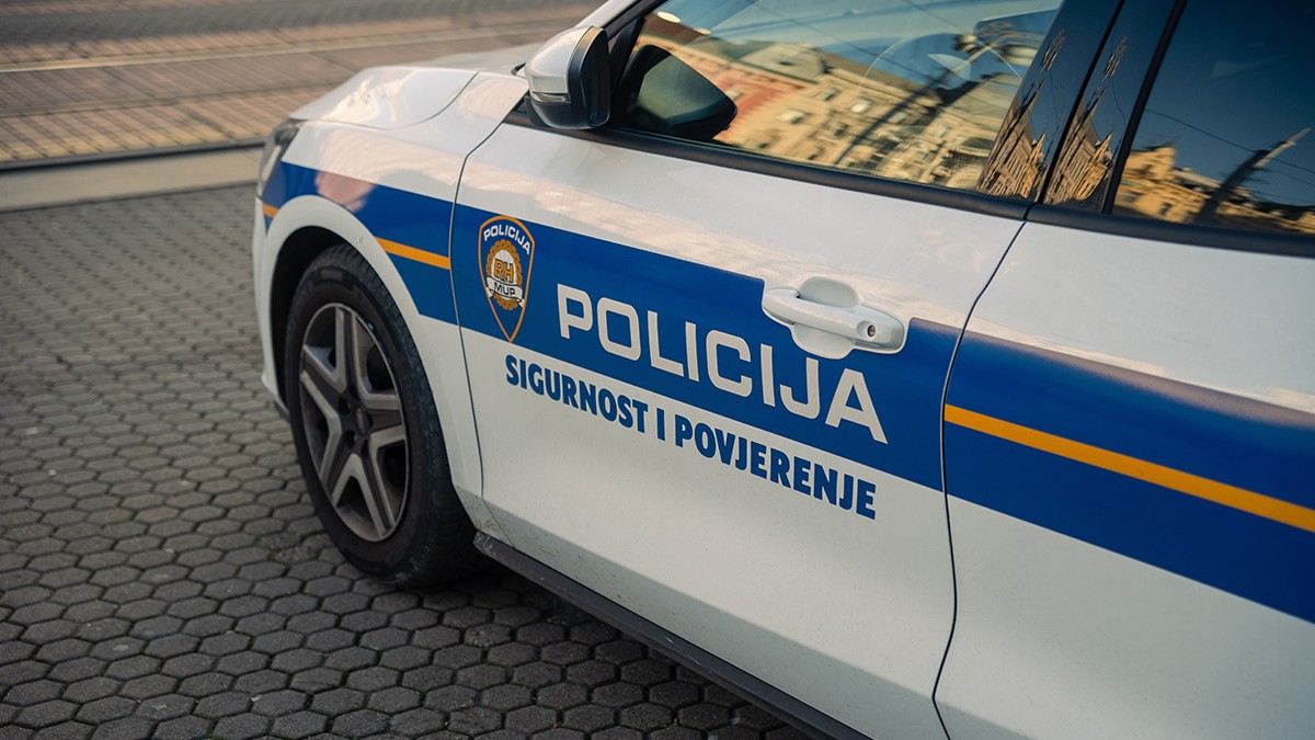 Un logo al unei mașini de poliție croate.