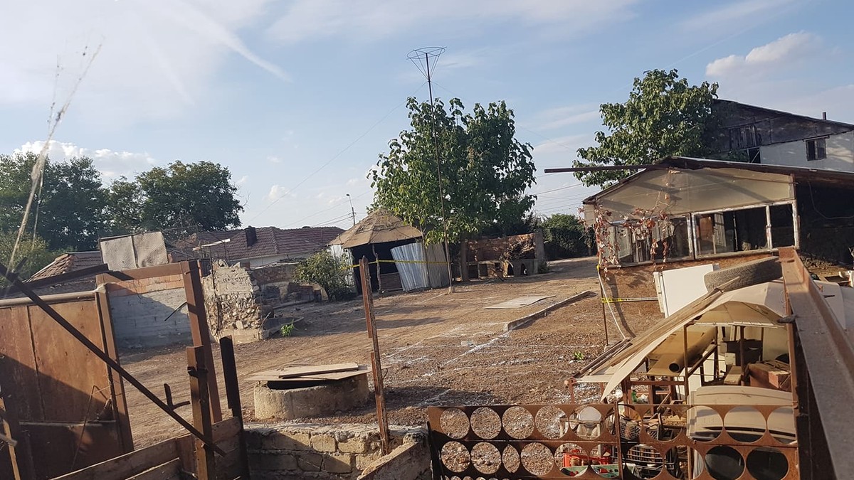Cum arată curtea lui Gheorghe Dincă după săptămâni întregi de cercetare criminalistică. Imagini ca dintr-un film de groază