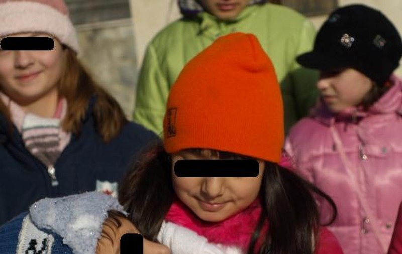 Copiii din centrele de plasament îşi lansează un album de Crăciun într-un mall din Capitală