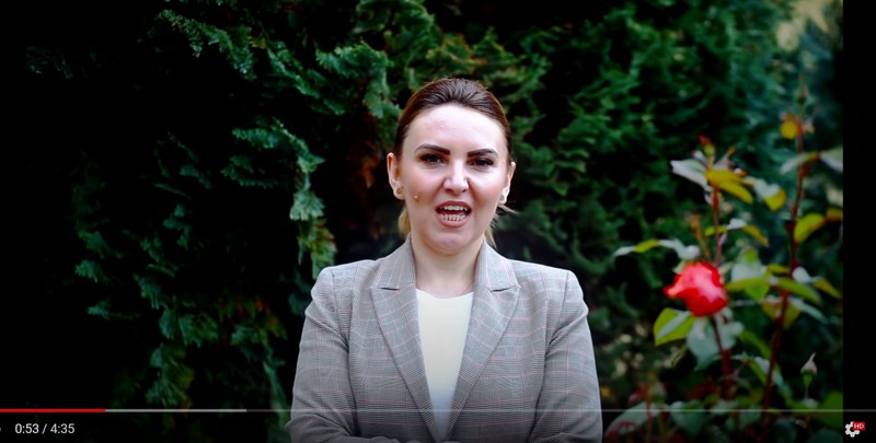 Livia Gomes, șefa Centrului Caraiman, apare în videoclip la secunda 53