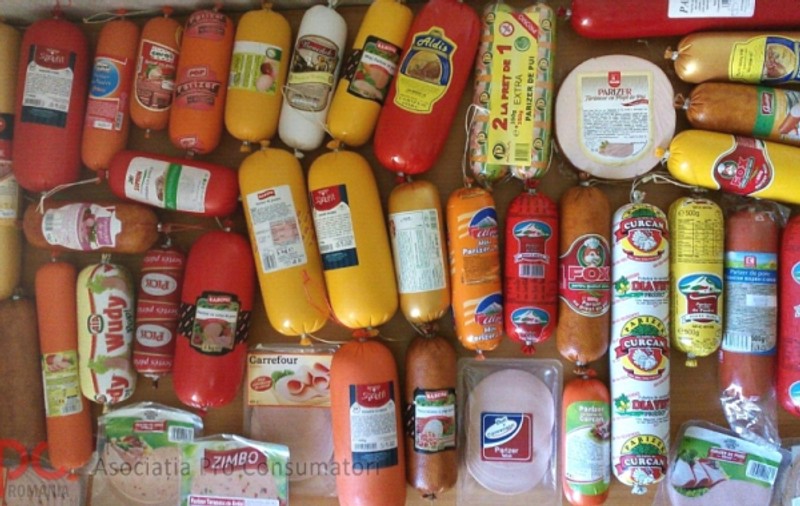 Mâncăm parizer plin de piele de pasăre, emulsie de șorici, zgârciuri și aditivi!